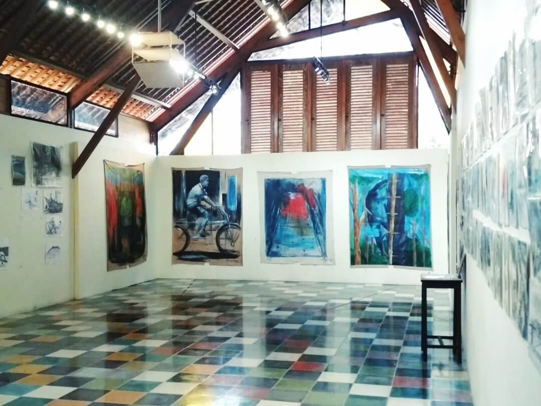 Salah satu sudut Galeri Lorong yang dipenuhi lukisan karya para seniman